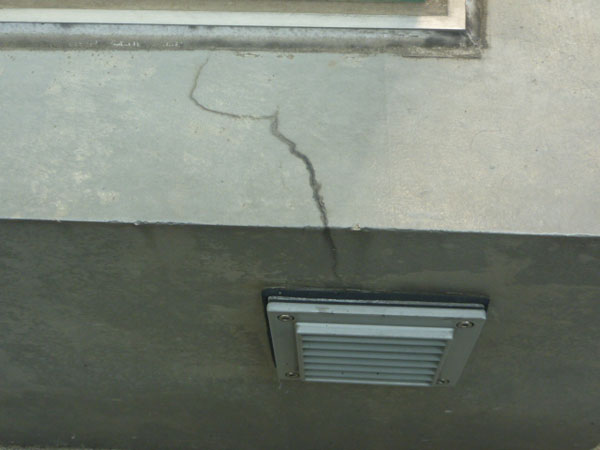 外壁亀裂　窓枠下の不具合