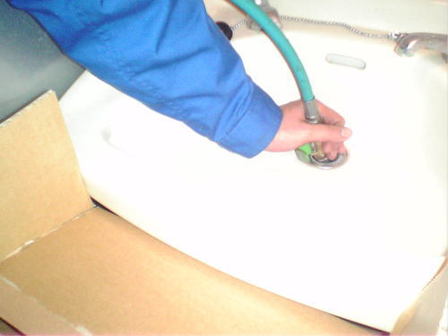 洗面器排水管洗浄作業